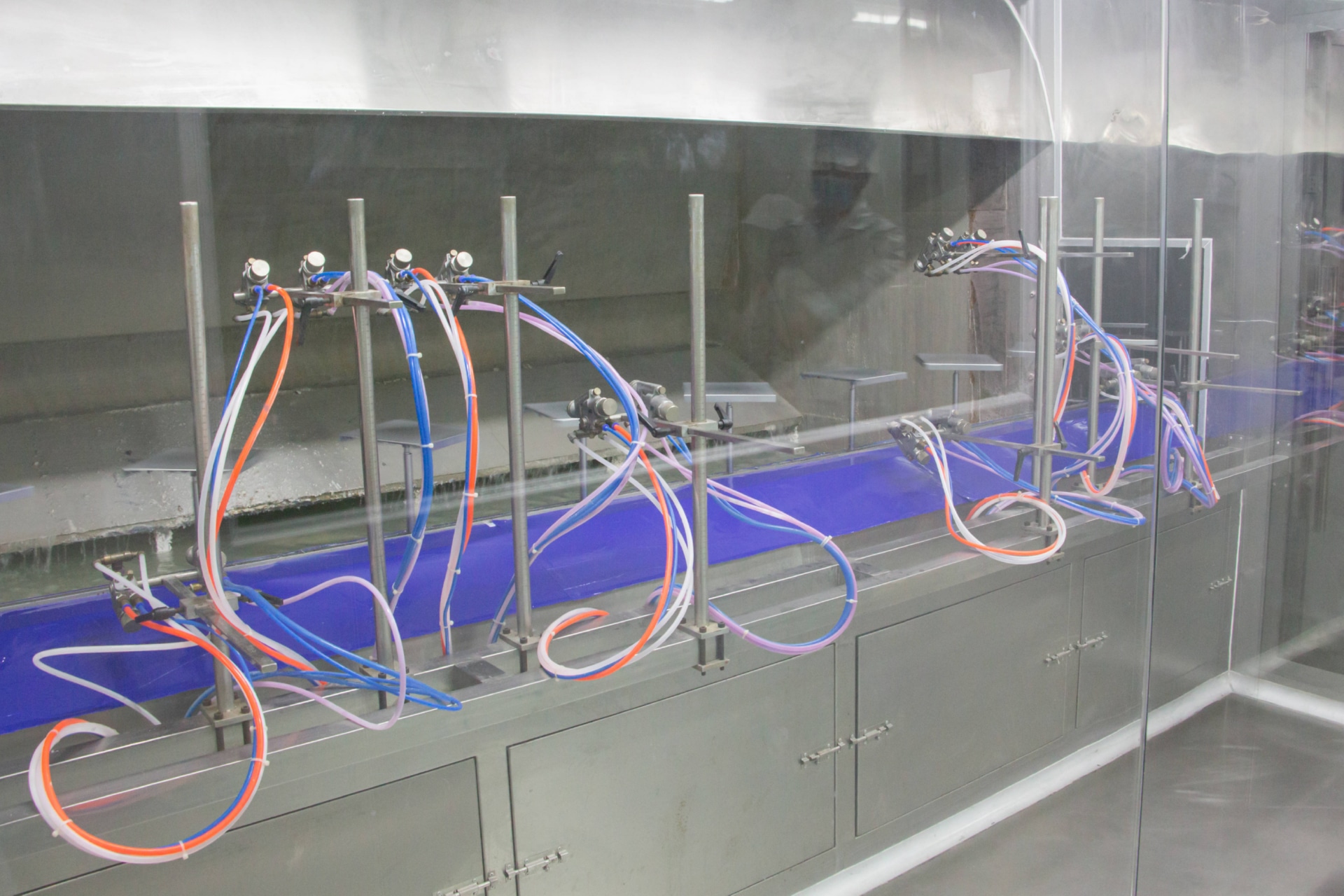 东莞永超塑胶模具厂家喷涂机器设备实拍图
