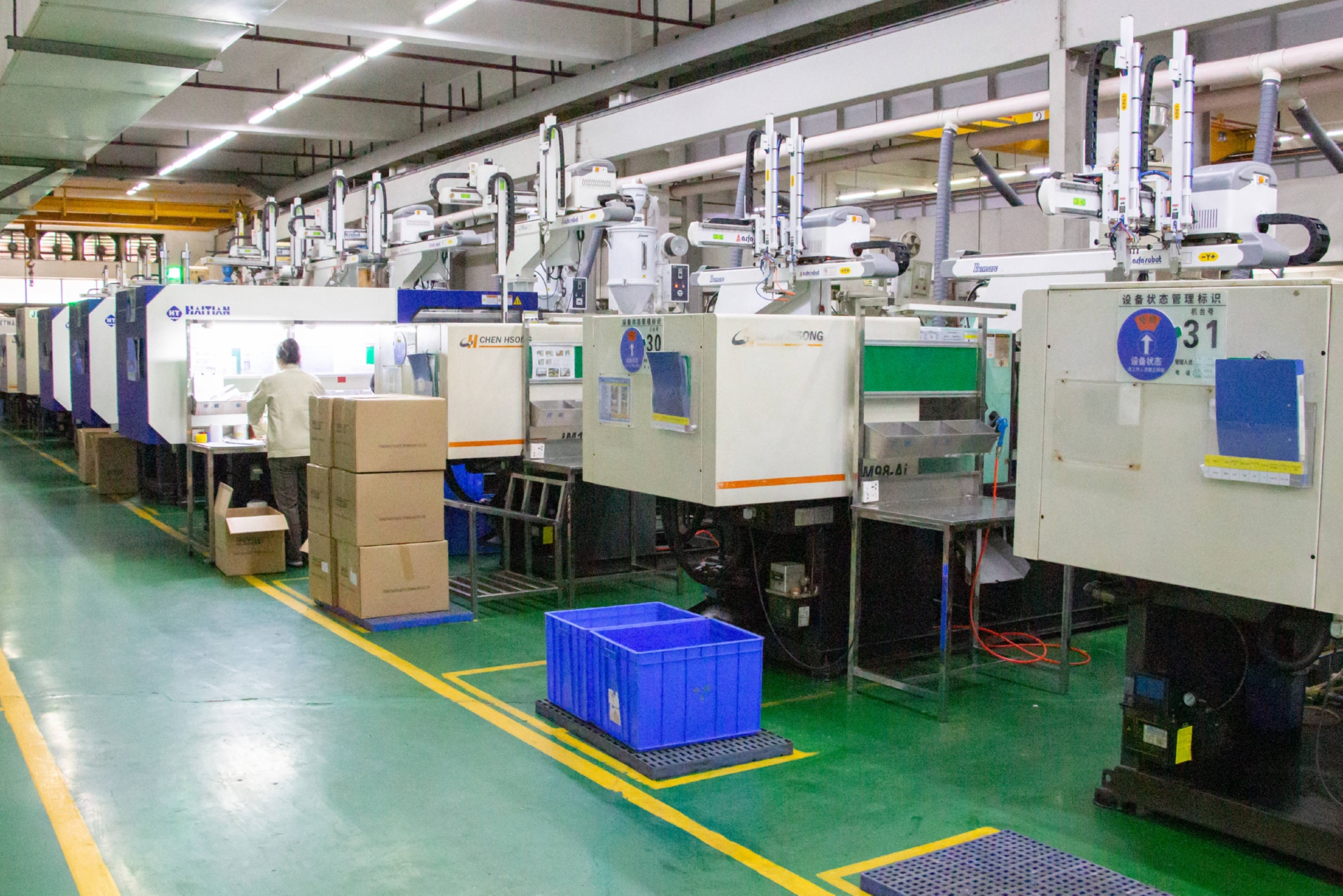 注塑生产车间实拍图片(4) 