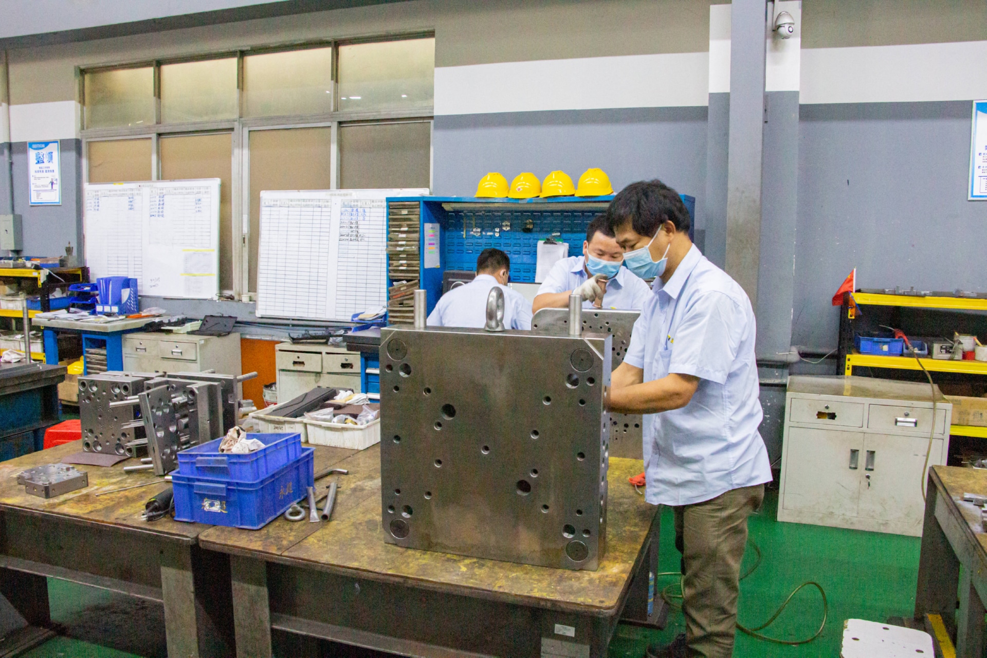 注塑模具开模车间实拍图片(2) 