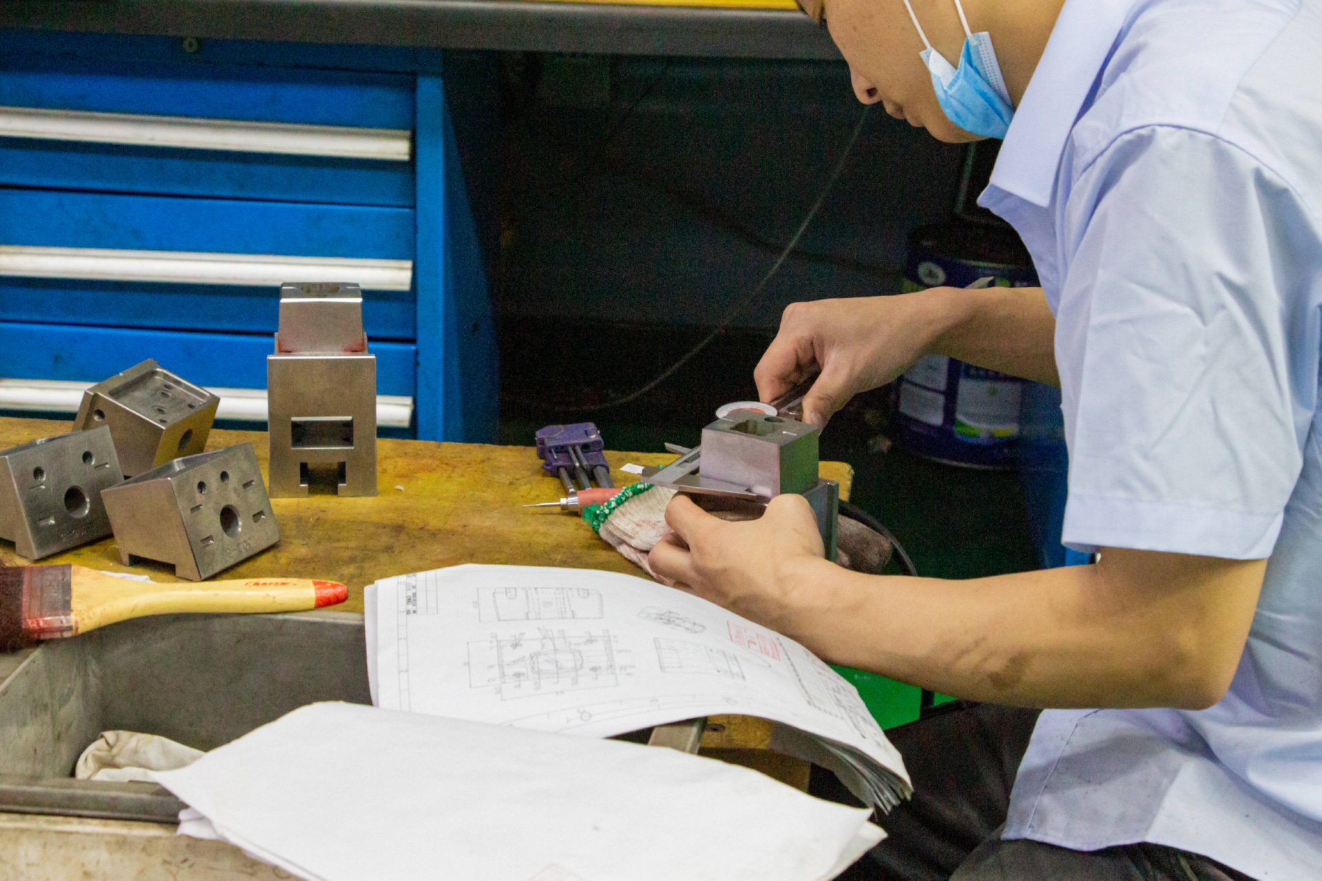 注塑模具价格大约多少钱一套,开一套塑料模具多少钱一个